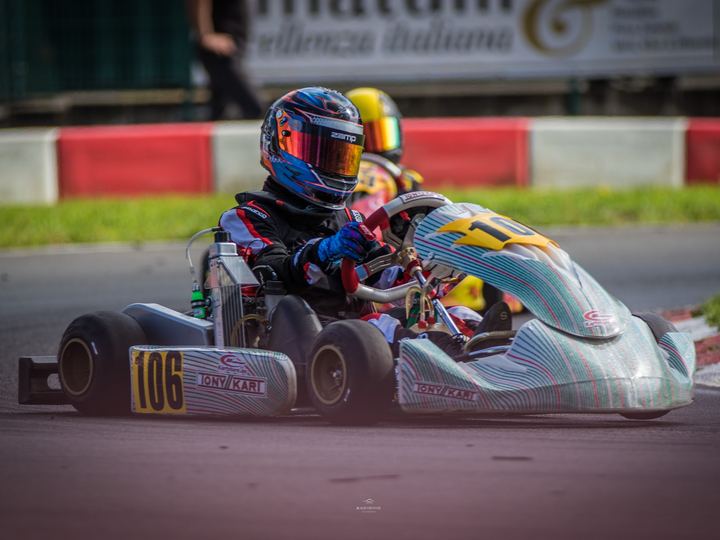 Tony Kart mit der Nummer 106 in einer Kurve in Kerpen